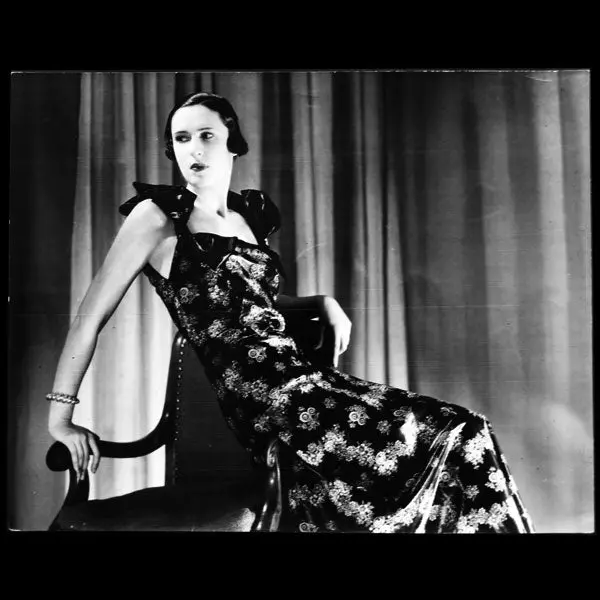 Modèle Multiflore, Robe Du Soir De Lucien Lelong, Photographie D'époque Du Studio Deutsch (1934) 1