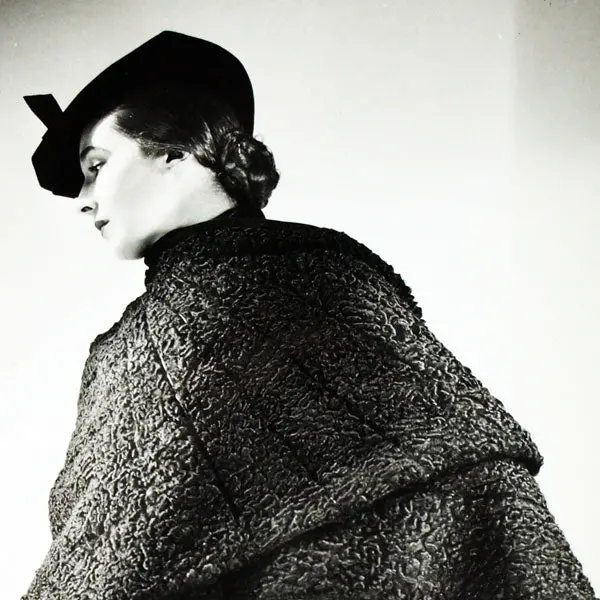 Cape D'astrakan De Lucien Lelong, Photographie D'époque Du Studio Deutsch (Circa 1935) 2