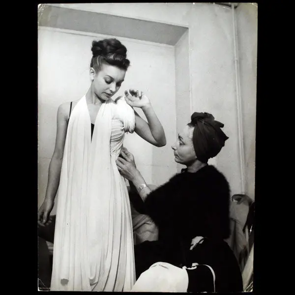 Portrait De Madame Grès Drapant Un Modèle Sur Un Mannequin (Circa 1945) 1