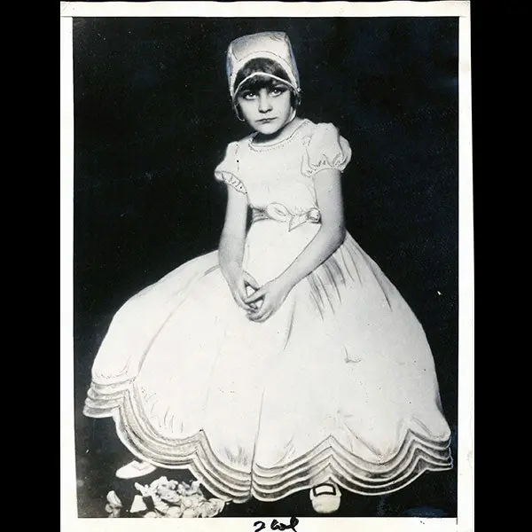 Worth - Jacqueline Lemoine, Arrière Petite-Fille Du Couturier Charles Frederick Worth En Habit De Bal (1926) 1