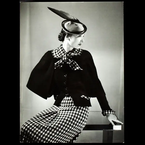 Ensemble Ecossais De Lucien Lelong, Chapeau De Suzanne Talbot, Photographie D'époque Du Studio Deutsch (Circa 1935) 1
