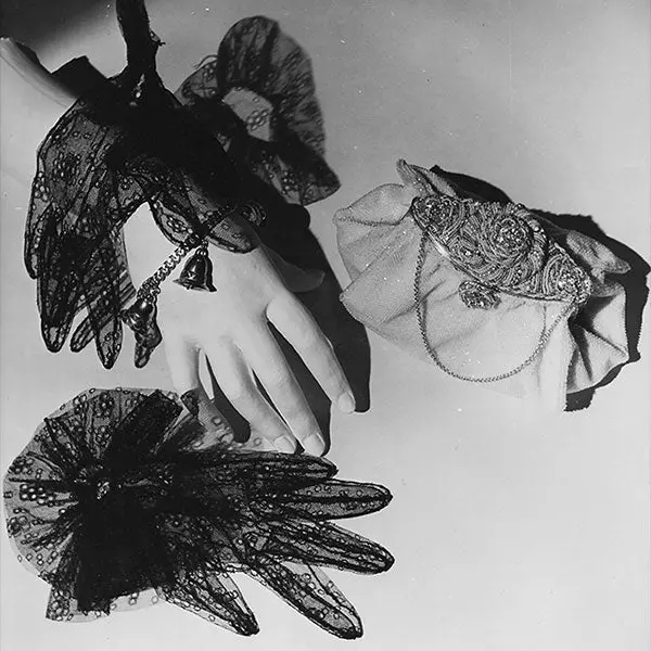 Crespi - Des Gants De Chantilly Et Le Sac D'henry À La Pensée, Photographie Pour Fémina (1947) 2