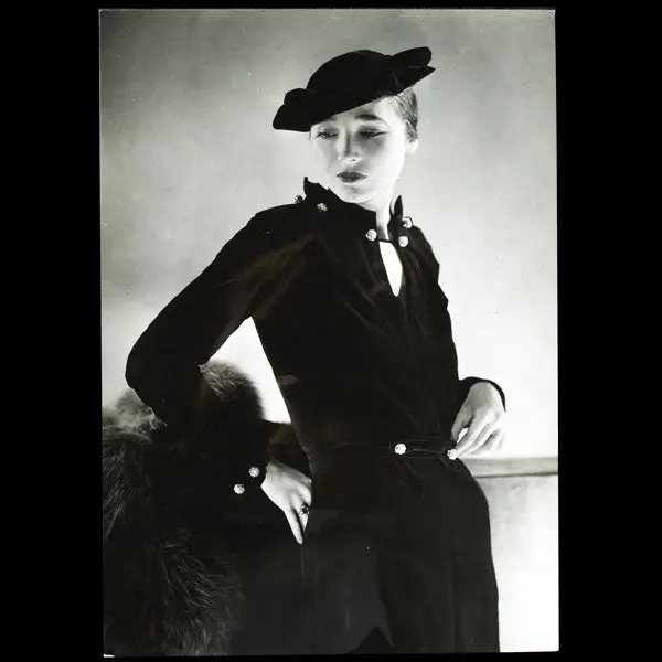 Robe De Velours De Lucien Lelong, Chapeau De Suzy, Photographie D'époque Du Studio Deutsch (Circa 1935) 1