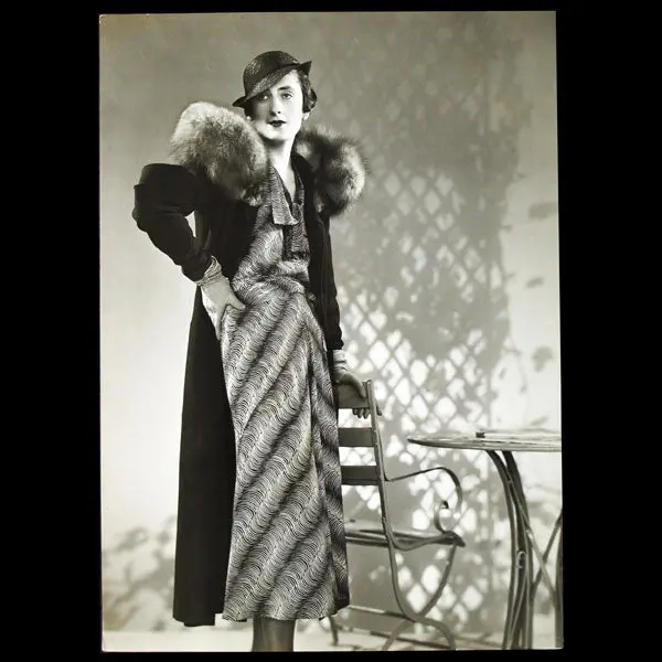 Ensemble Bagatelle De Lucien Lelong, Chapeau De Maria Guy, Photographie D'époque Du Studio Dorvyne (Circa 1935) 1