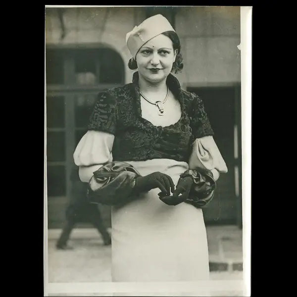 Une Femme Elégante, La Mode À Longchamp, Photographie De L'agence Meurisse (Circa 1935) 1