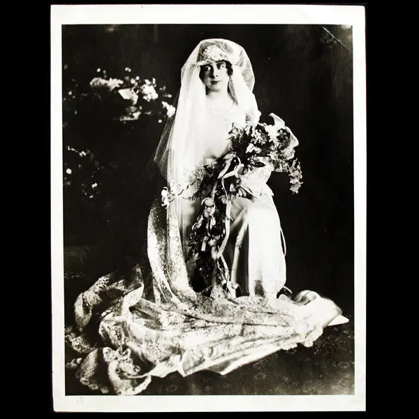 Paul Poiret - Mademoiselle Combe Saint-Macary Dans Sa Robe De Mariée (1920) 1