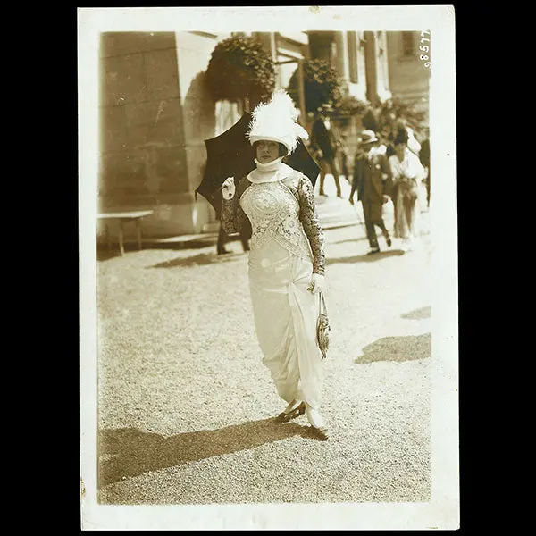 Elégante Au Grand Prix De Longchamps, La Mode Aux Courses, Photographie De M. Branger (Circa 1910) 1