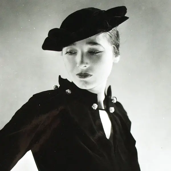 Robe De Velours De Lucien Lelong, Chapeau De Suzy, Photographie D'époque Du Studio Deutsch (Circa 1935) 2