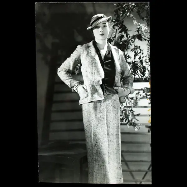 Tailleur De Lucien Lelong, Photographie D'époque De Harry Meerson (Circa 1935) 1