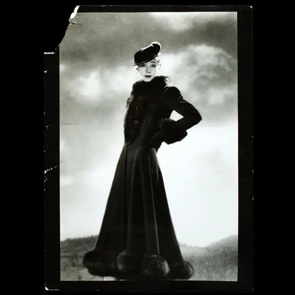 Manteau Artaban De Lucien Lelong, Chapeau De Suzy, Photographies D'époque Du Studio Pestre (Circa 1935) 1