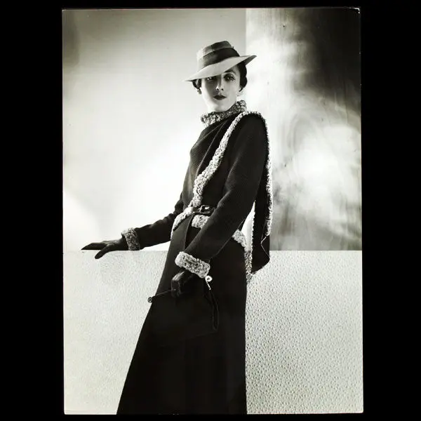 Manteau Paganini De Lucien Lelong, Chapeau De Maria Guy, Photographie D'époque Du Studio Deutsch (Circa 1935) 1