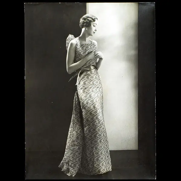 Un Baiser Pour Rien, Robe De Robert Piguet Pour Le Printemps-Eté 1934, Photographie D'époque De Georges Saad 1