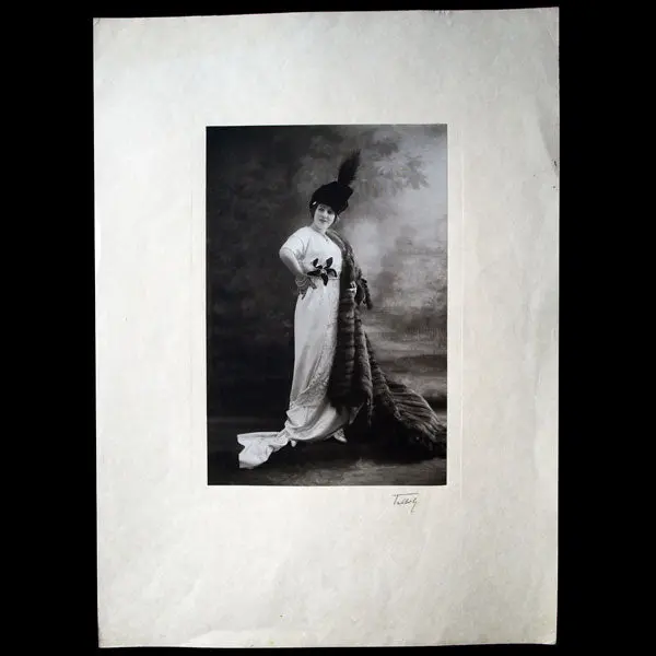 Les Modes - Mlle B... En Grand Manteau De Zibelines Naturelles, Photographie De Talbot Pour La Couverture De La Revue Les Modes (1912) 1