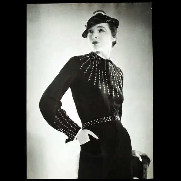 Robe Ornée De Clous De Lucien Lelong, Photographie D'époque Du Studio Deutsch (Circa 1935) 1
