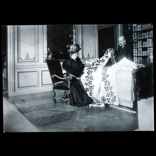 Choix De Tissu Chez Worth, Photographie De Jacques Boyer (1907) 1