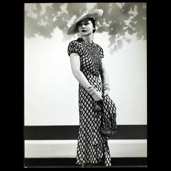 Robe De Lucien Lelong, Photographie D'époque Du Studio Dorvyne (Circa 1935) 1