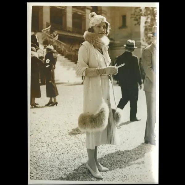 Une Femme Elégante, La Mode À Longchamp, Photographie De L'agence Meurisse (Circa 1935) 1