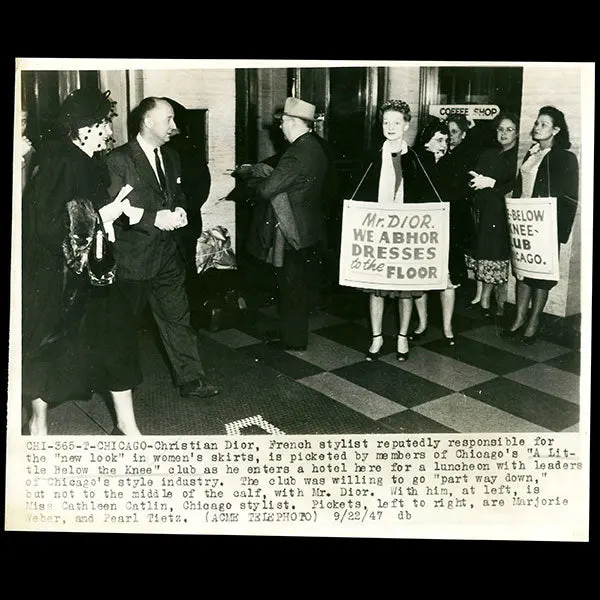 Christian Dior Face À Une Manifestation Du Club A Little Below The Knee À Chicago En 1947 1