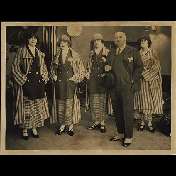 Poiret - Paul Poiret Et 4 Mannequins À La British Empire Exhibition De Wembley (1924) 1