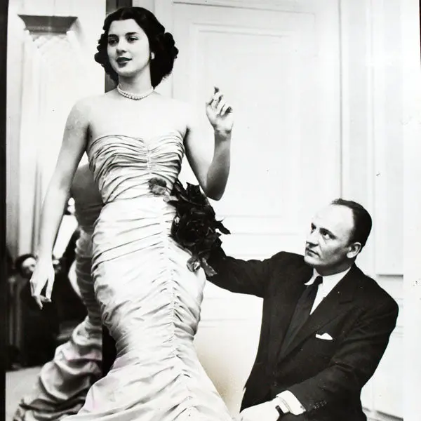Pierre Balmain En Essayage Avec Janine Holland, The Maid Of Cotton (1951) 2