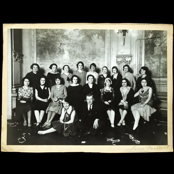 Lucien Lelong Entouré De Ses Catherinettes (1920'S) 1