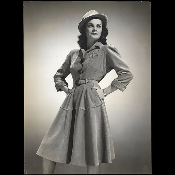 Jean Patou - Ensemble Porté Par La Mannequin Maggy Sarragne (Circa 1946) 1