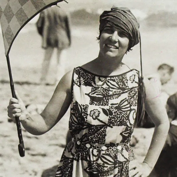 La Tenniswoman Claire Cassel À Palm Beach, Portrait Photographique Dans Un Costume De Bain De Paul Poiret (1923) 2