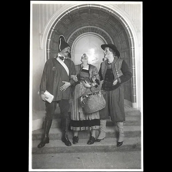 Vionnet - Employés Fêtant La Sainte-Catherine Déguisés En Bretons Par Thérèse Bonney (1924) 1
