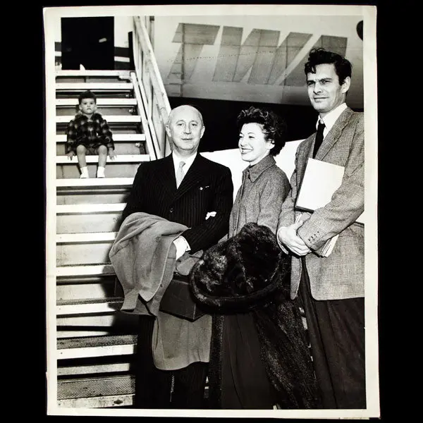 Christian Dior Et L'acteur Louis Jourdan Et Sa Famille À New-York (Circa 1950) 1