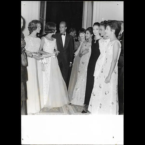 Yves Saint-Laurent - Défilé À L'ambassade De France À Athènes (1964) 1