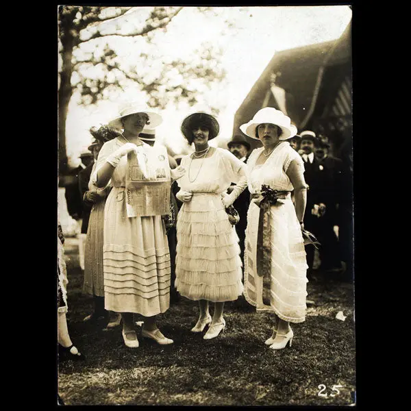 Trois Elégantes, La Mode Aux Courses, Photographie Des Frères Seeberger (Circa 1920) 1