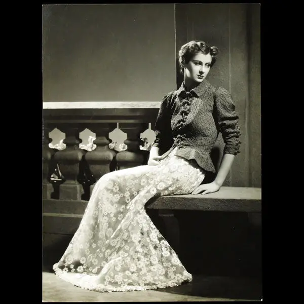 Robe De Dentelle Blanche De Lucien Lelong, Photographie D'époque Du Studio Dorvyne (Circa 1935) 1