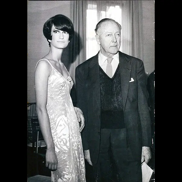Molyneux - Le Couturier Accompagné D'un Mannequin (1974) 1