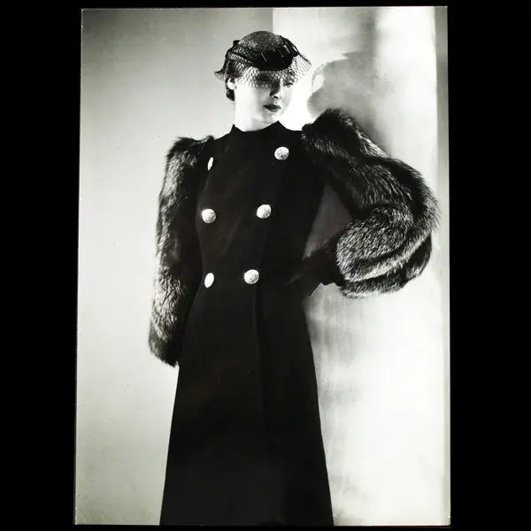 Manteau De Lucien Lelong, Photographie D'époque Du Studio Deutsch (Circa 1935) 1
