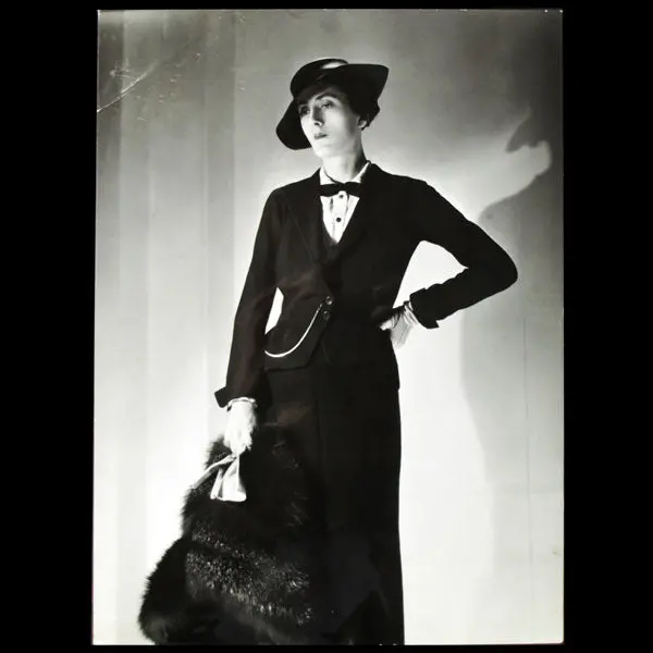 Tailleur De Lucien Lelong, Photographie D'époque Du Studio Deutsch (Circa 1935) 1