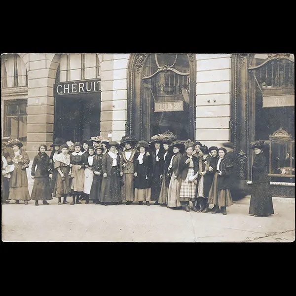 Chéruit - Employées De La Maison Chéruit Ou Hellstern & Sons, Place Vendôme À Paris (Circa 1907-1910) 1