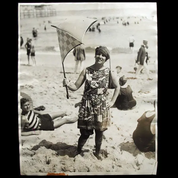 La Tenniswoman Claire Cassel À Palm Beach, Portrait Photographique Dans Un Costume De Bain De Paul Poiret (1923) 1