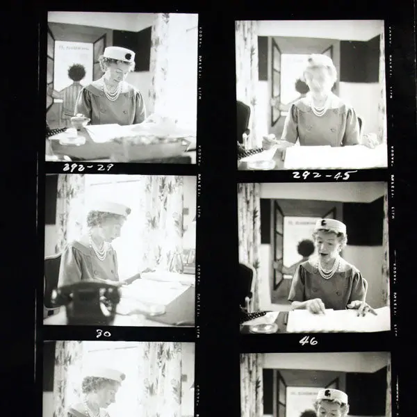 Carmel Snow À Son Bureau Au Harper's Bazaar, Planche Contact, Circa 1950 2