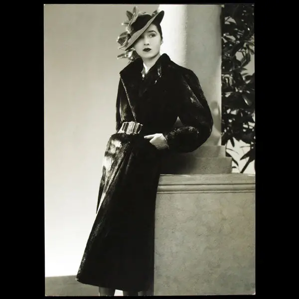 Manteau Oural De Lucien Lelong, Chapeau De Suzy, Photographie D'époque Du Studio Dorvyne (Circa 1935) 1