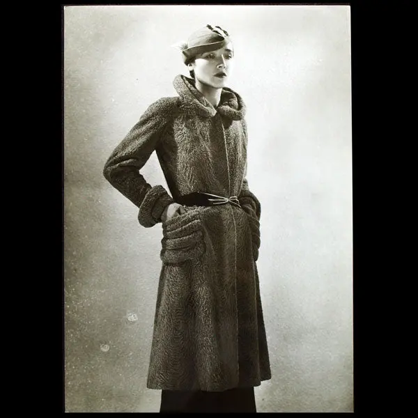 Manteau Croquette De Lucien Lelong, Chapeau De Suzy, Photographie D'époque Du Studio Deutsch (Circa 1935) 1