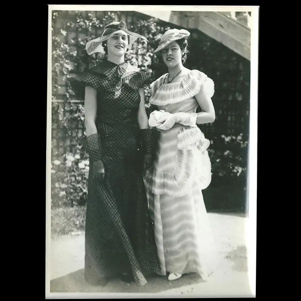 Deux Femmes Elégantes, La Mode À Auteuil, Photographie De L'agence Meurisse (Circa 1935) 1