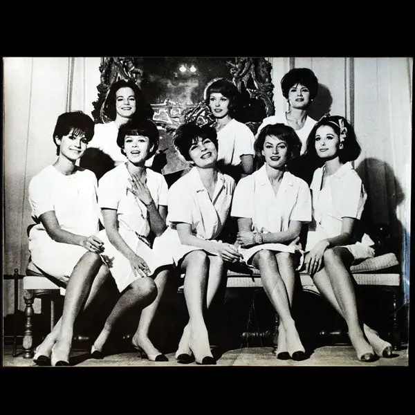 8 Mannequins De 7 Nationalités Différentes Chez Chanel (25 Janvier 1963) 1