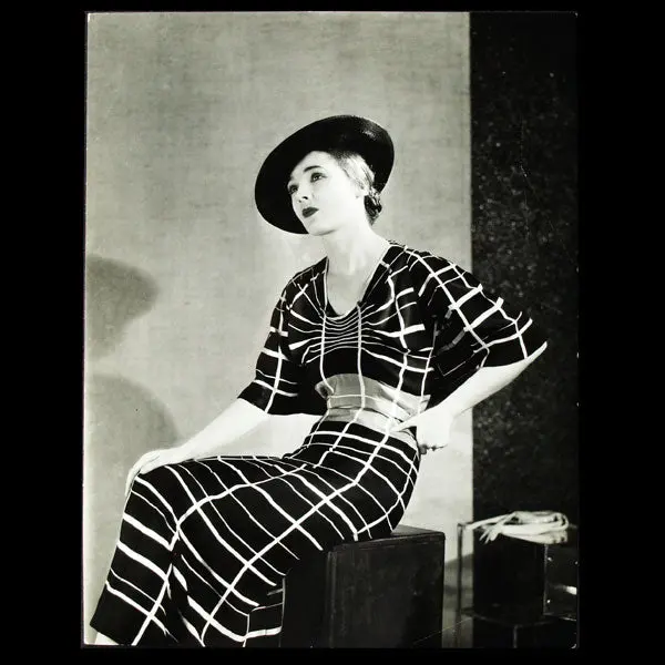 Robe Messagère De Lucien Lelong, Photographie D'époque Du Studio Deutsch (1937) 1