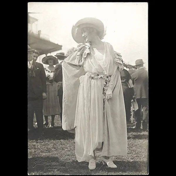 Frères Seeberger - La Mode Aux Courses, Photographie D'une Élégante (Circa 1920) 1