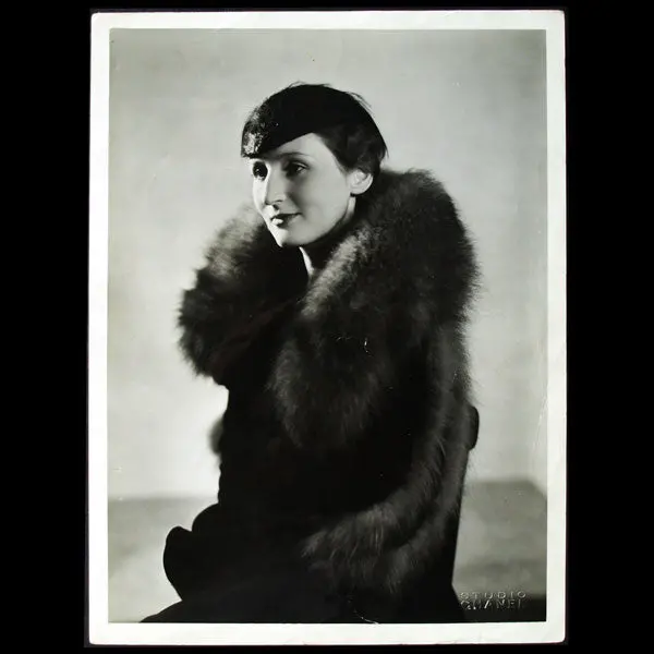 Chanel - Elegante Au Col De Fourrure, Portrait Par Le Studio Chanel (1933) 1