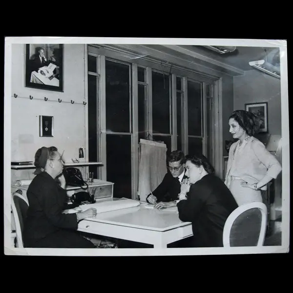 Yves Saint-Laurent, Successeur De Christian Dior Entouré De Raymonde Zehnacker, Marguerite Carré Et Mitzah Bricard (1958) 1