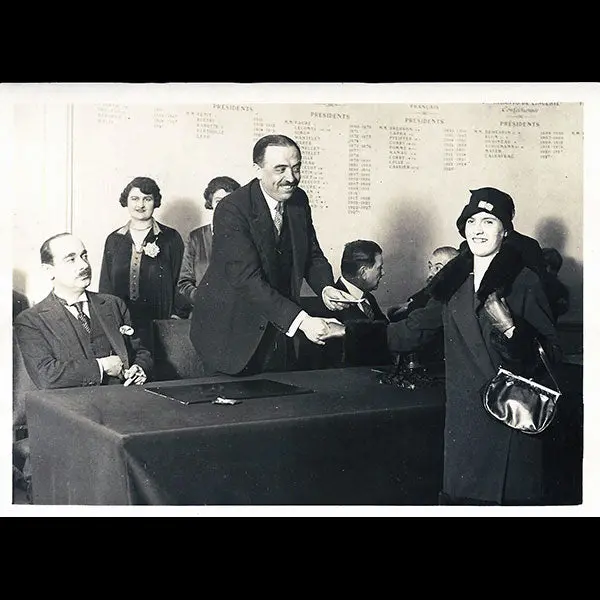 Worth Décorant La Première Couturière De France (Circa 1927) 1