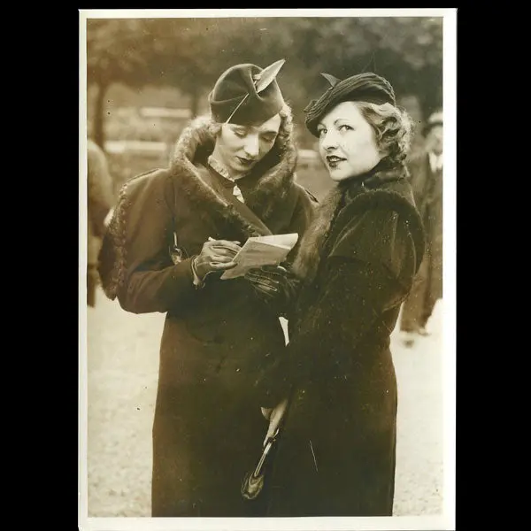 Deux Femmes Elégantes, La Mode À Longchamp, Photographie De L'agence Meurisse (Circa 1935) 1