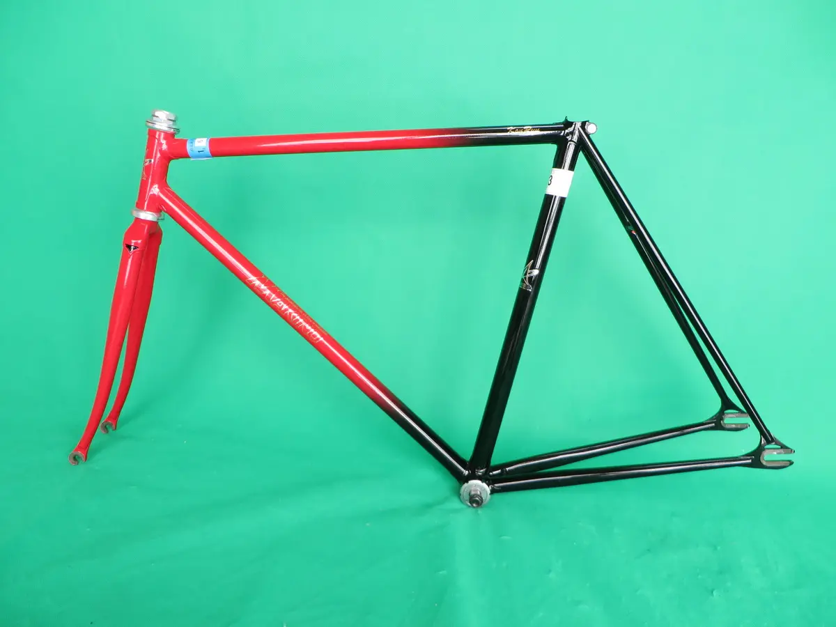 Makino // Red / Black Fade // 53Cm 1
