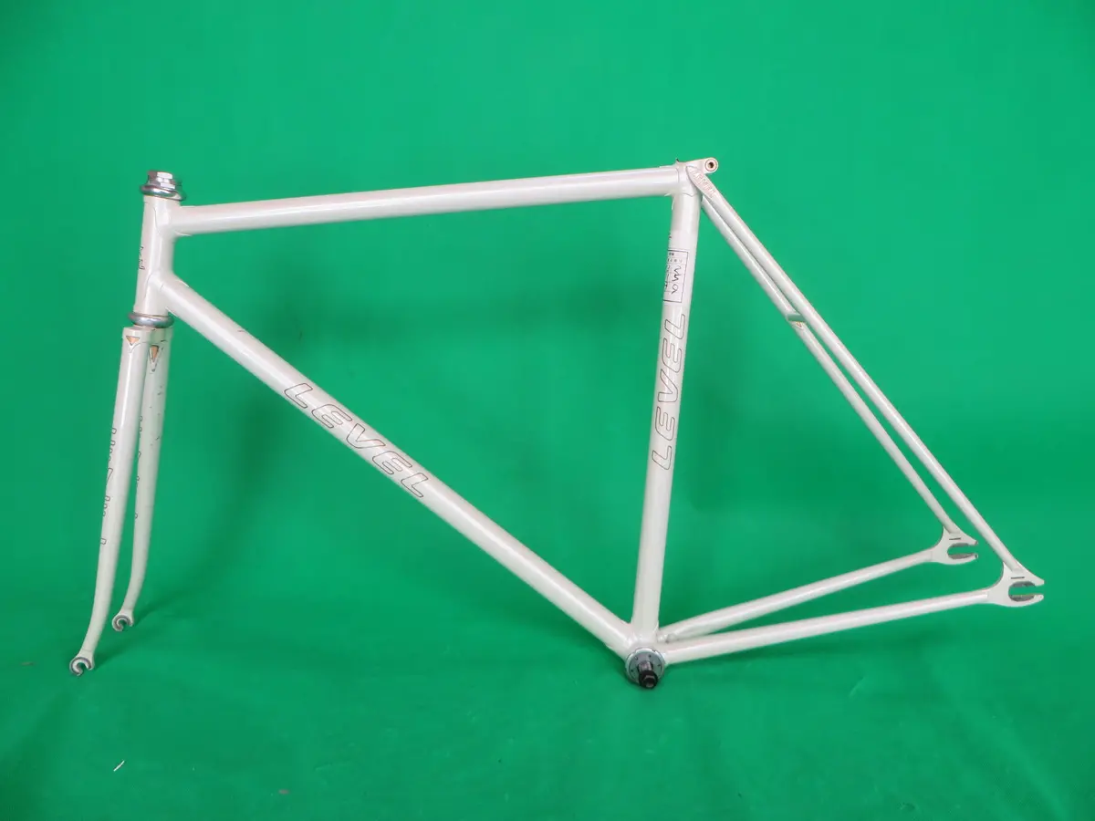 Level // White // 53.5Cm 1